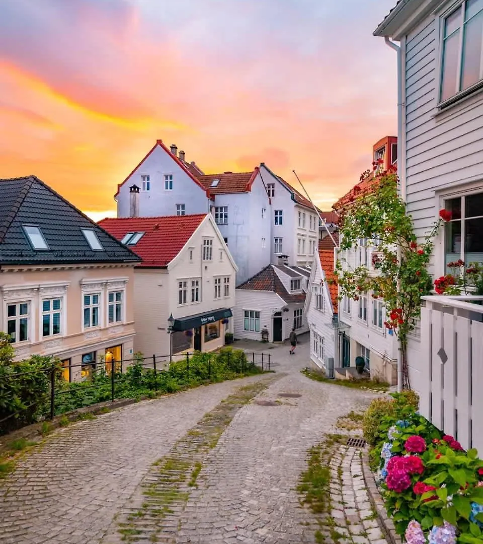 Dinbnb Homes I Historical 1850 House location